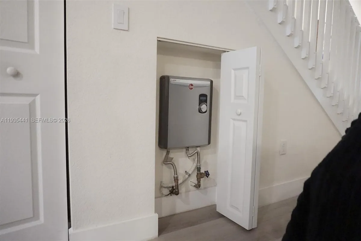 10589 W 32nd Ln, Hialeah Gardens FL 33018