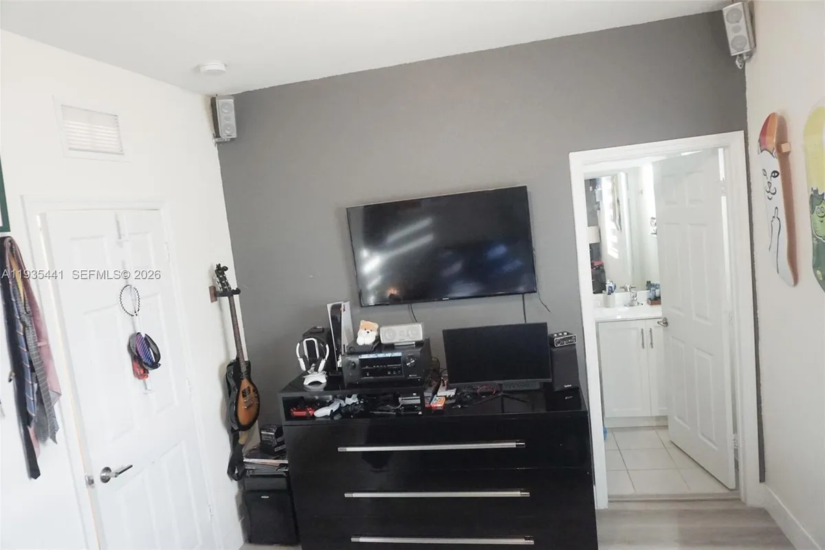 10589 W 32nd Ln, Hialeah Gardens FL 33018