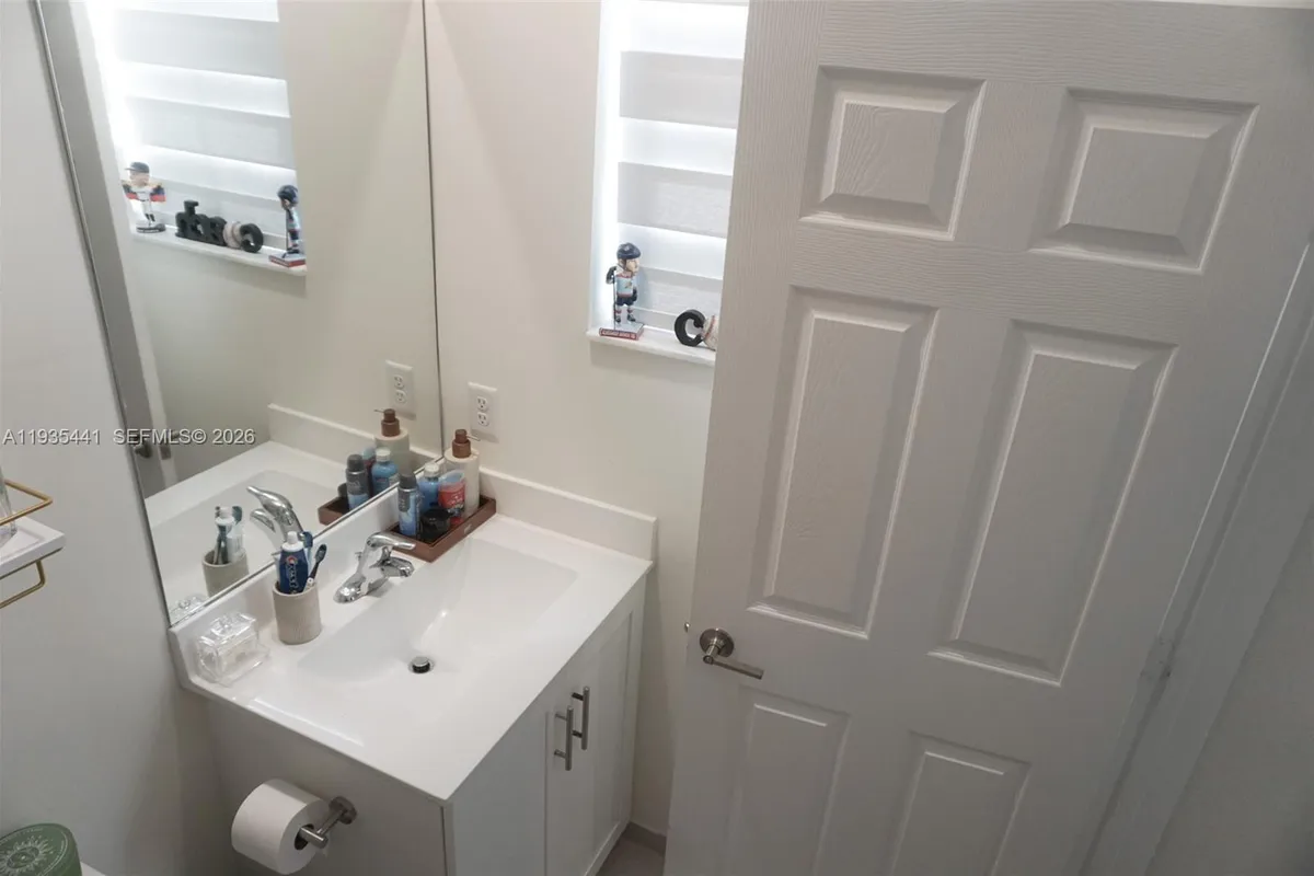 10589 W 32nd Ln, Hialeah Gardens FL 33018