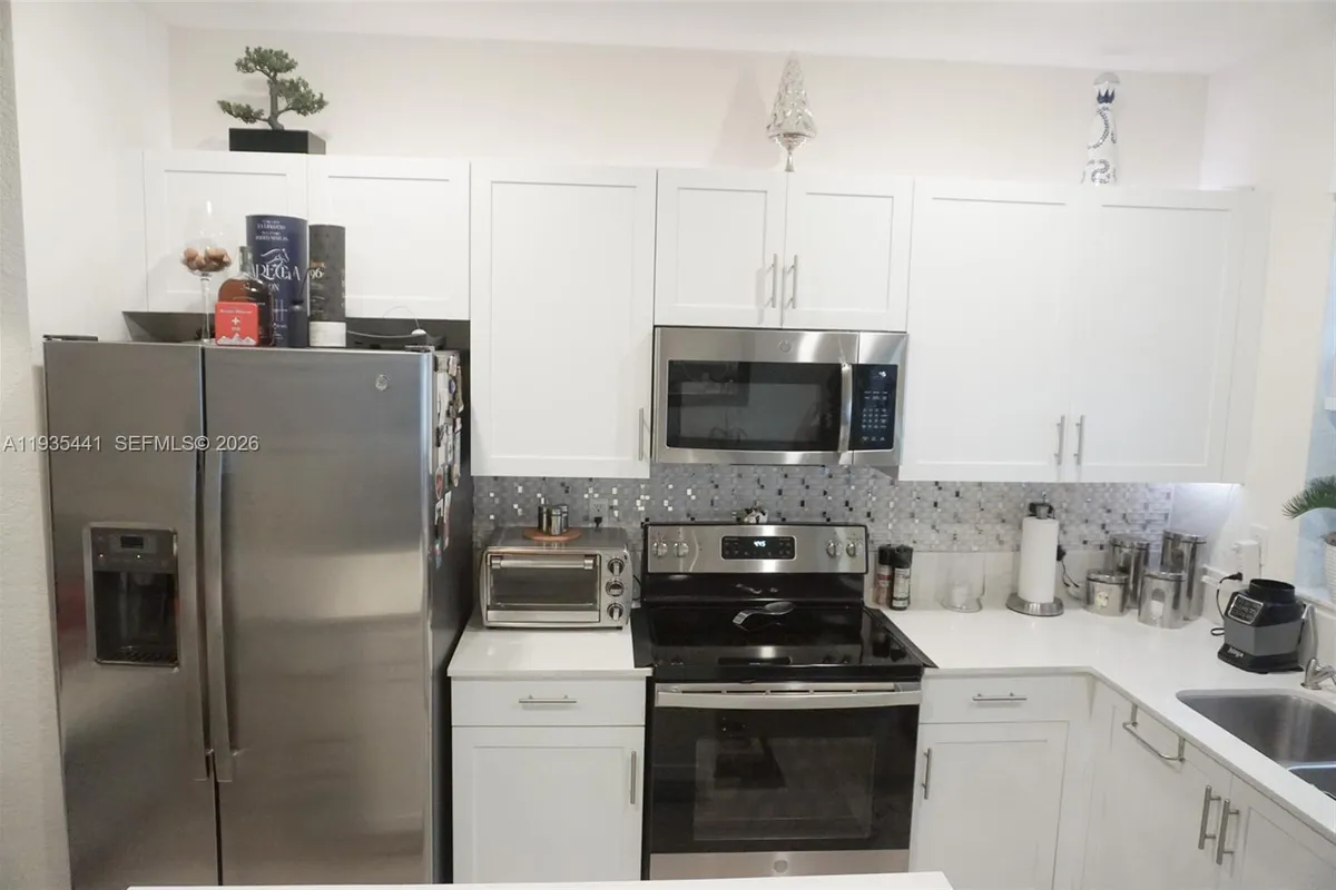 10589 W 32nd Ln, Hialeah Gardens FL 33018