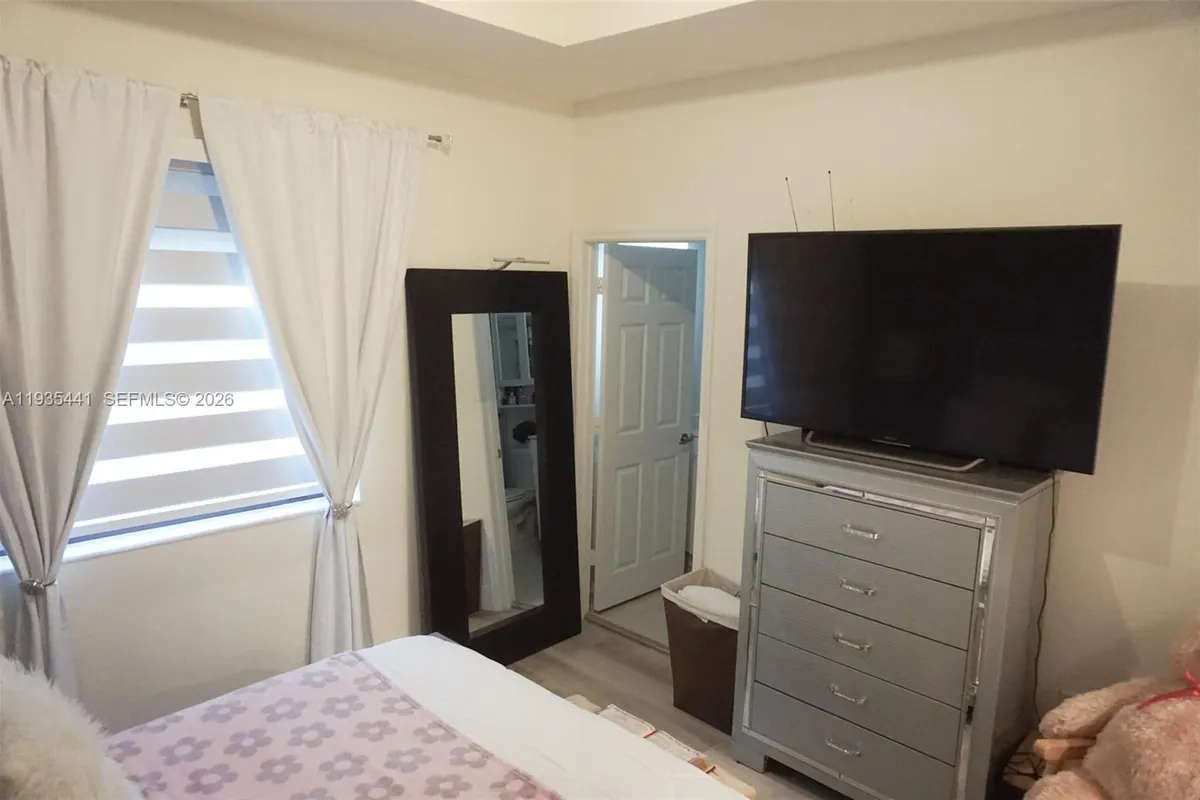 10589 W 32nd Ln, Hialeah Gardens FL 33018