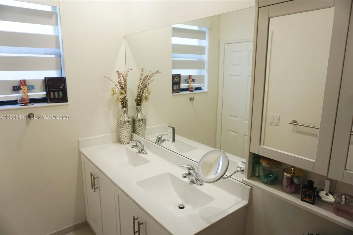 10589 W 32nd Ln, Hialeah Gardens FL 33018