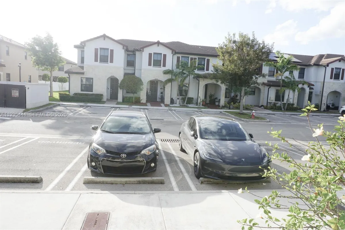 10589 W 32nd Ln, Hialeah Gardens FL 33018