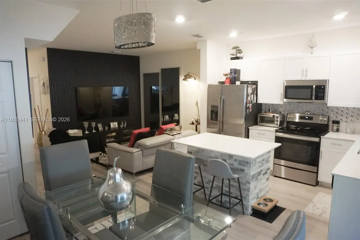 10589 W 32nd Ln, Hialeah Gardens FL 33018