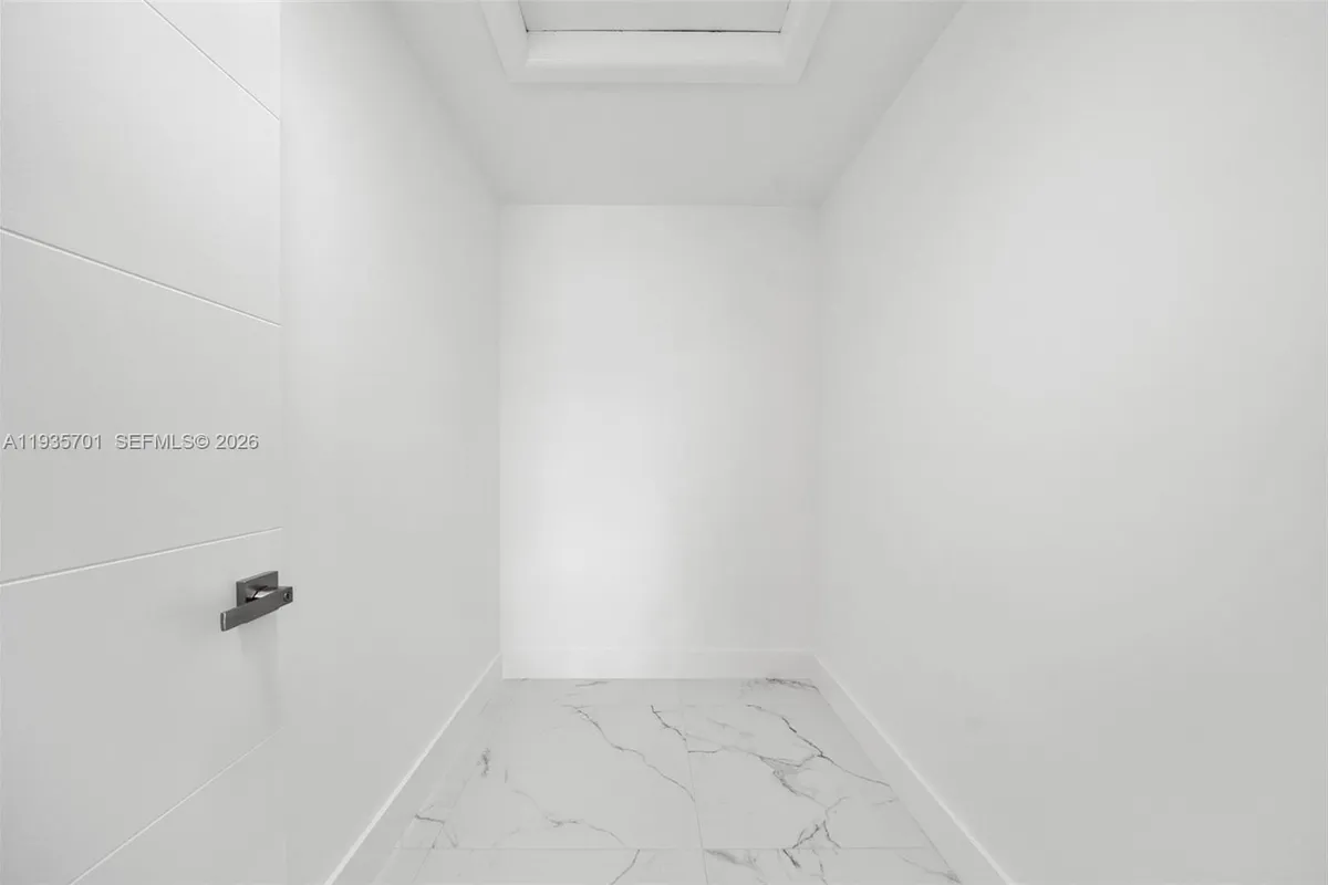 253 SW 4th St, Dania Beach FL 33004