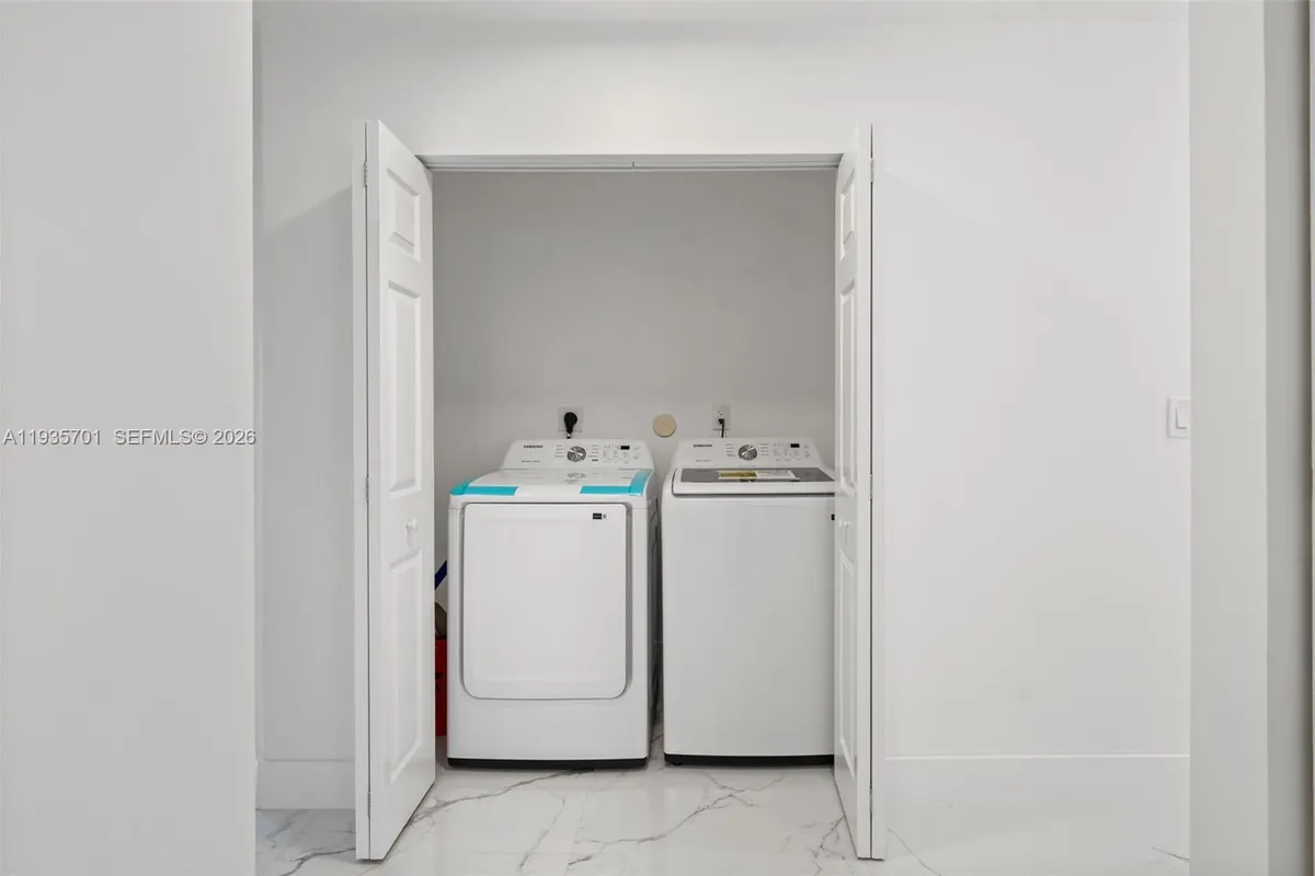 253 SW 4th St, Dania Beach FL 33004