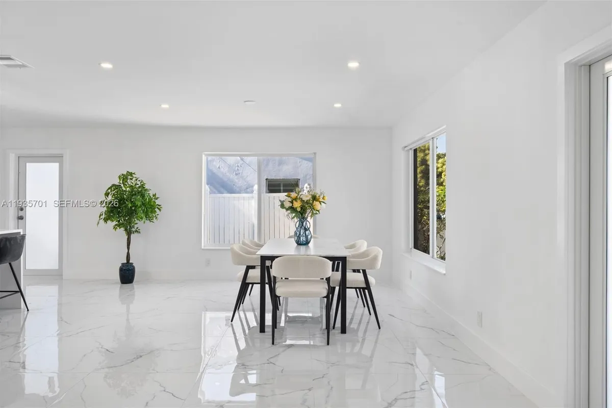 253 SW 4th St, Dania Beach FL 33004