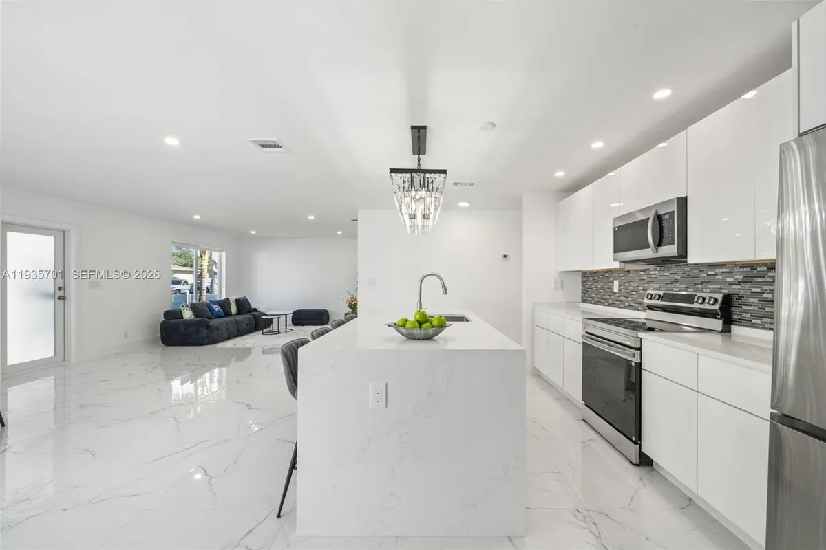 253 SW 4th St, Dania Beach FL 33004