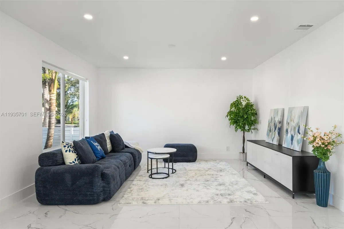 253 SW 4th St, Dania Beach FL 33004