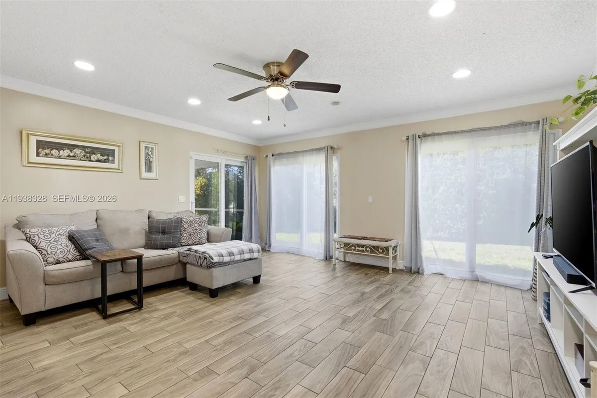 5723 NW 87th Ave, Tamarac FL 33321