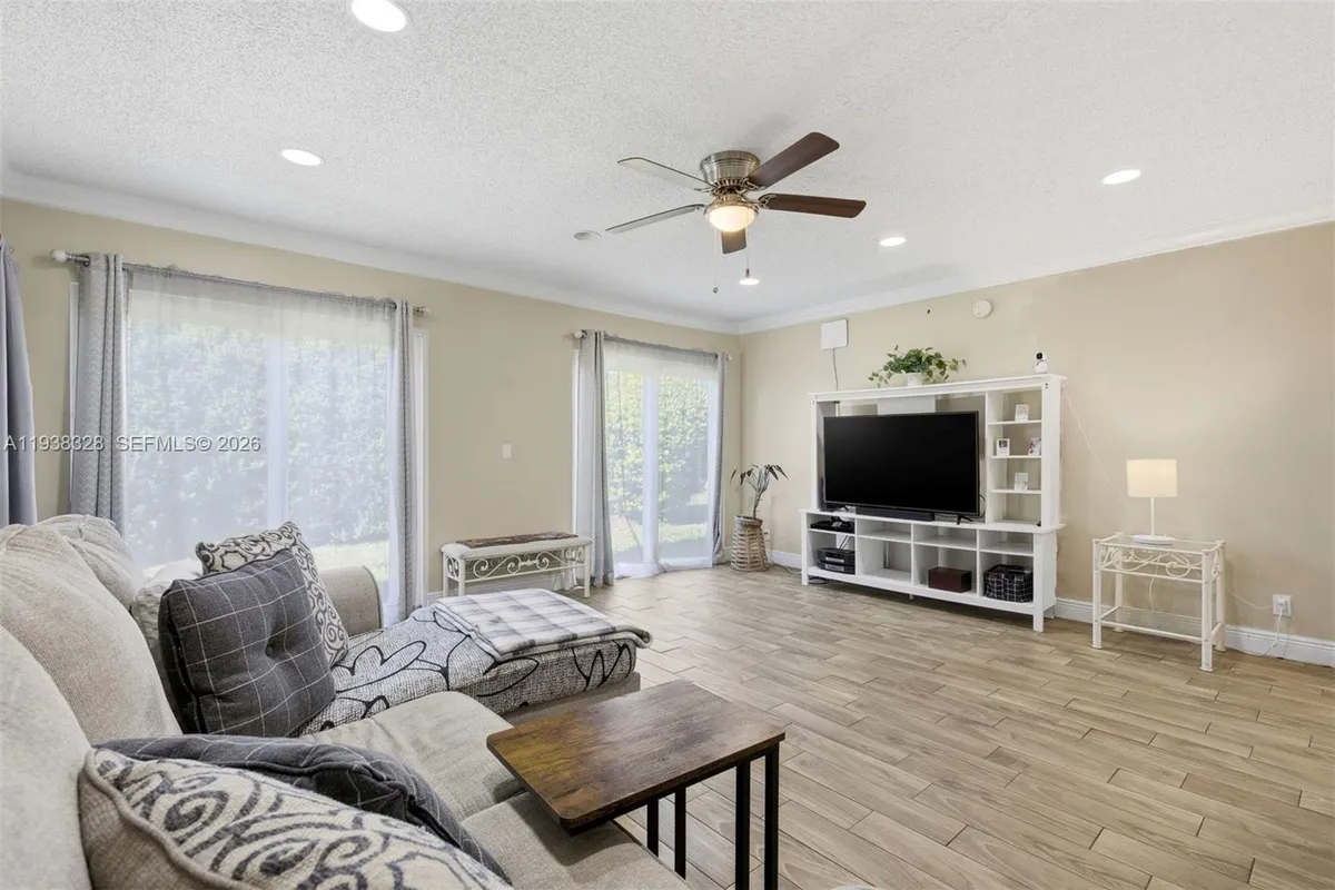 5723 NW 87th Ave, Tamarac FL 33321