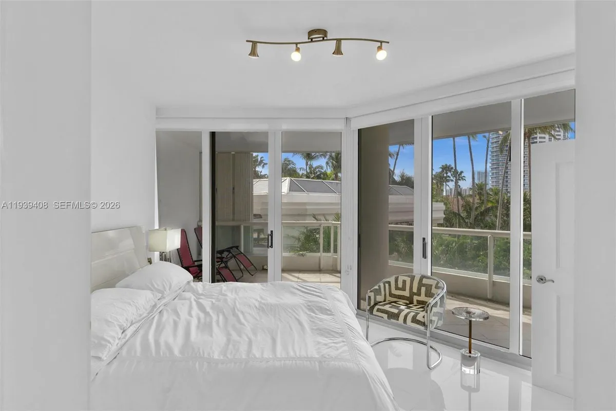 21050 Point Pl # 302, Aventura FL 33180