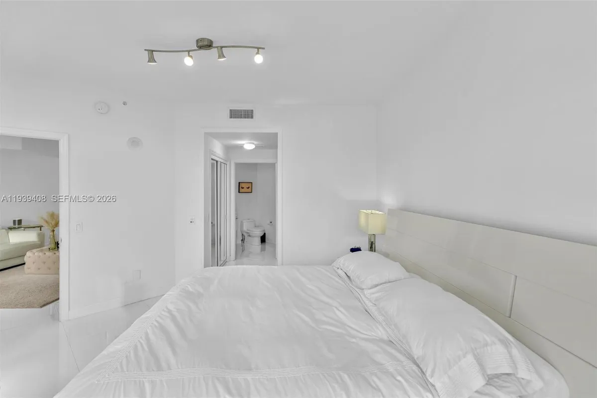 21050 Point Pl # 302, Aventura FL 33180