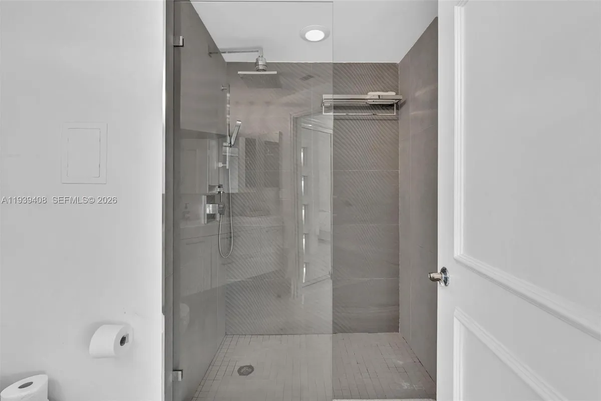 21050 Point Pl # 302, Aventura FL 33180