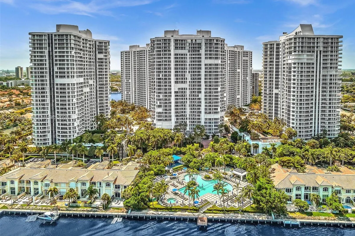 21050 Point Pl # 302, Aventura FL 33180