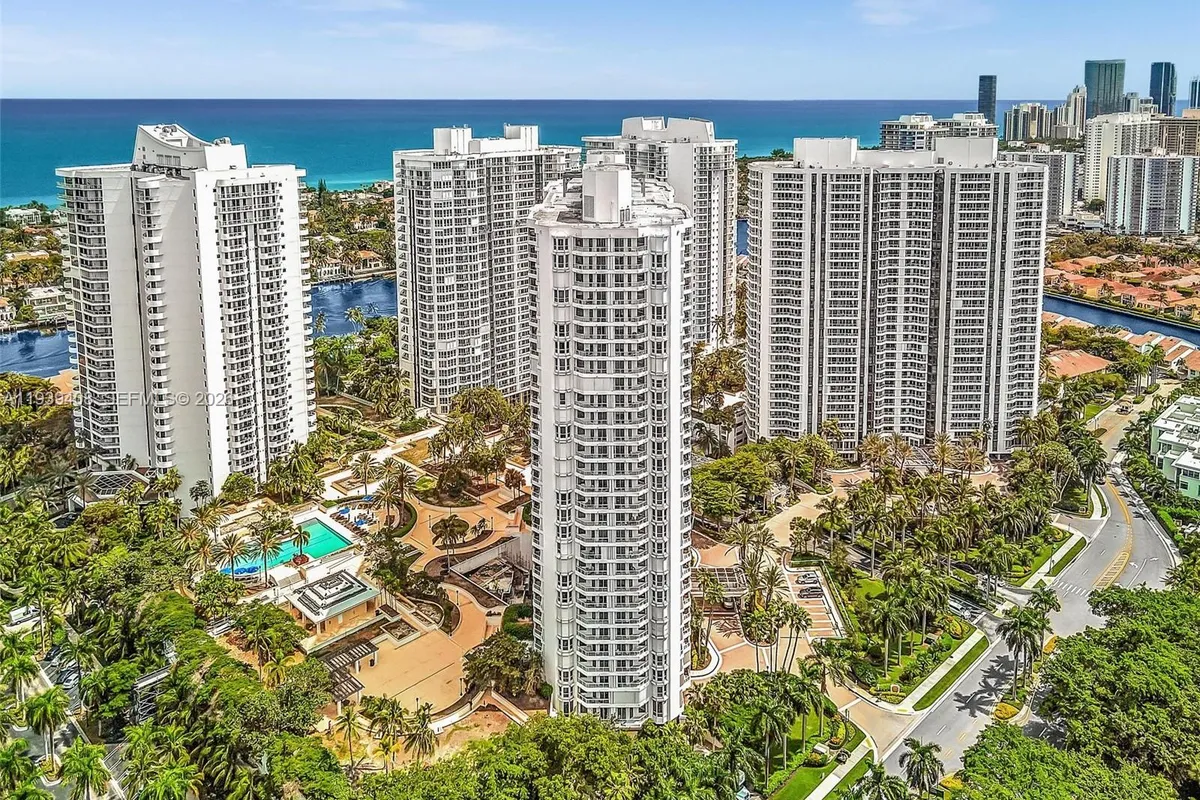 21050 Point Pl # 302, Aventura FL 33180