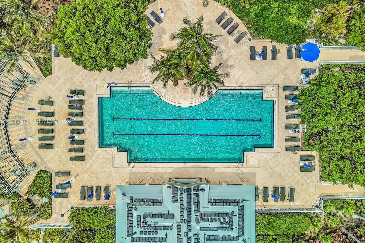 21050 Point Pl # 302, Aventura FL 33180