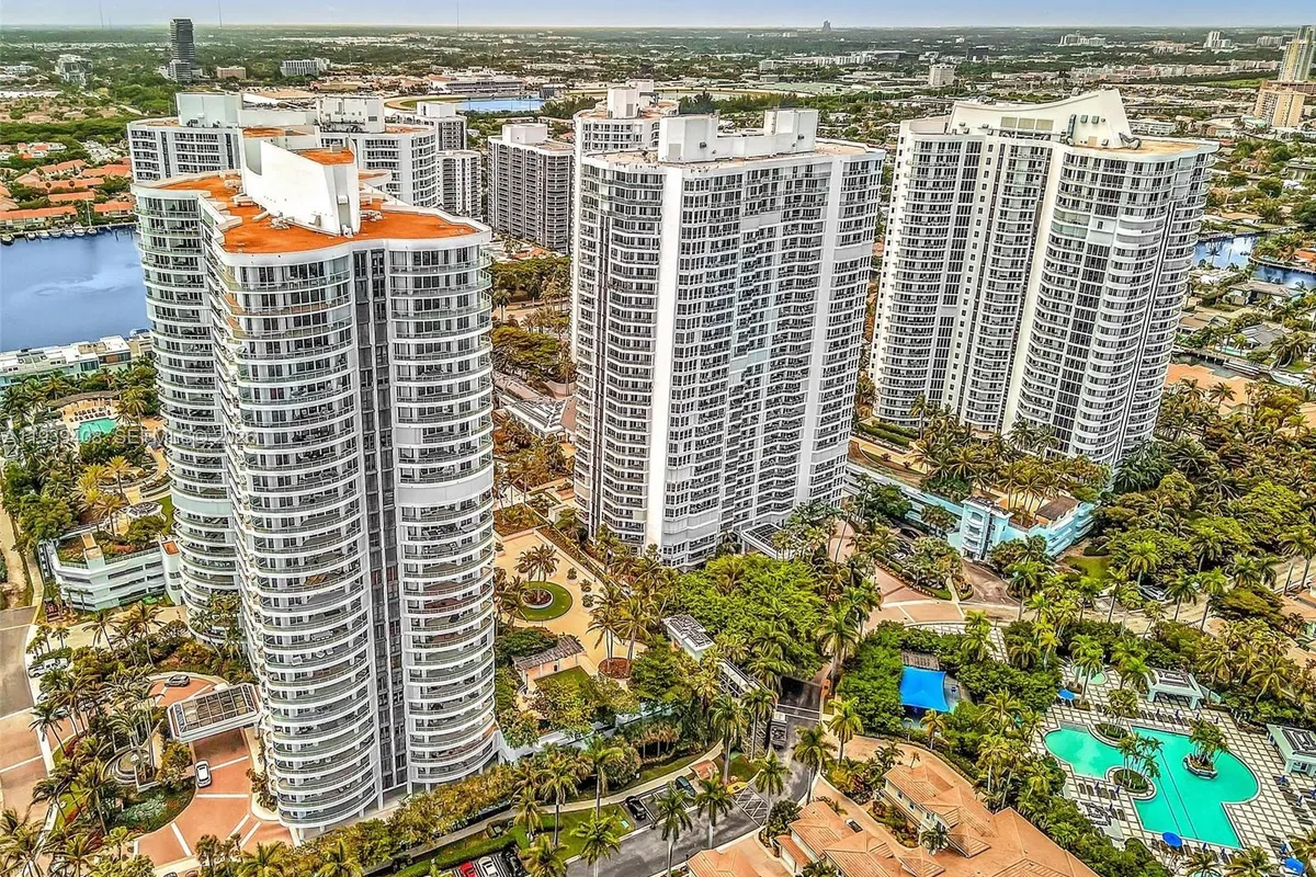 21050 Point Pl # 302, Aventura FL 33180