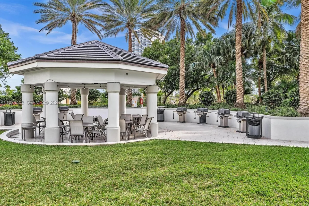 21050 Point Pl # 302, Aventura FL 33180