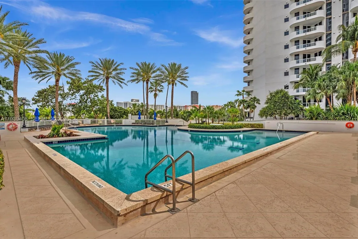 21050 Point Pl # 302, Aventura FL 33180