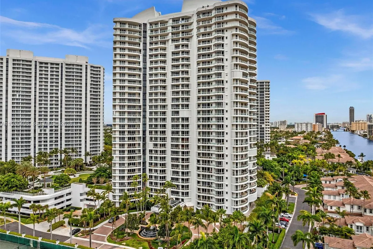 21050 Point Pl # 302, Aventura FL 33180