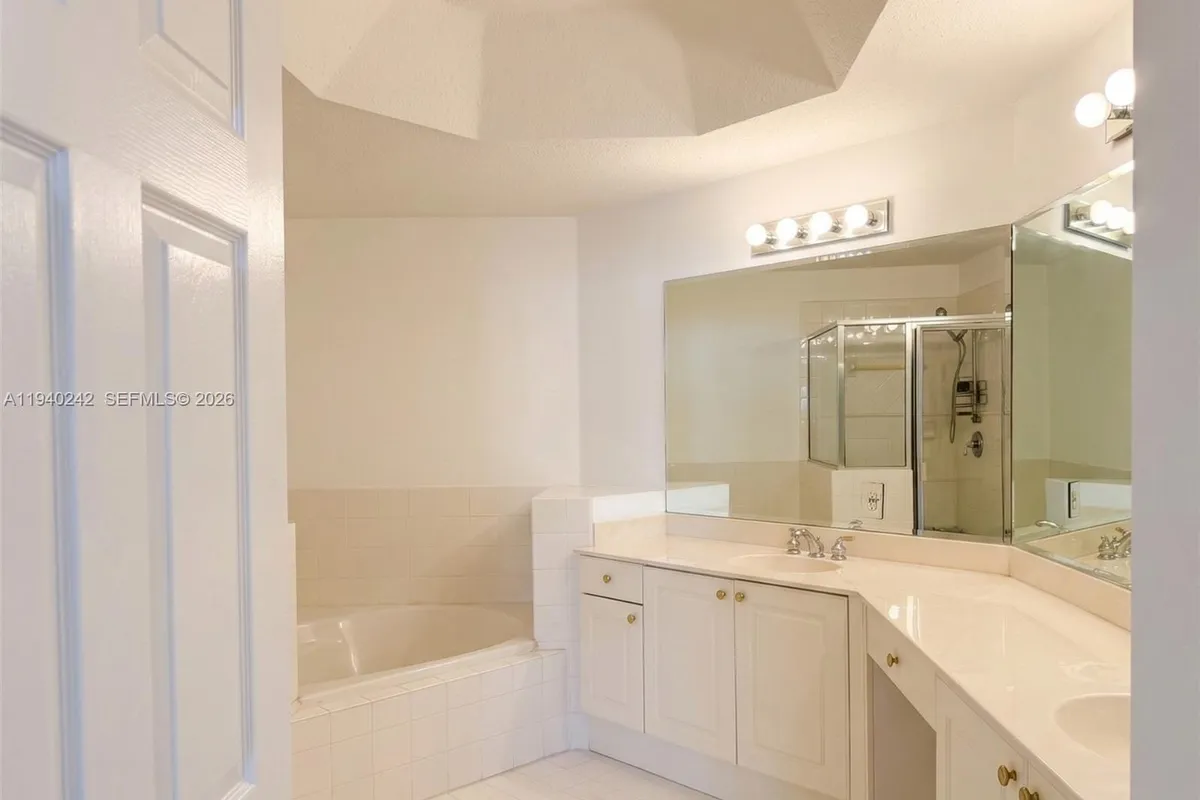 11541 NW 68th Ter, Doral FL 33178