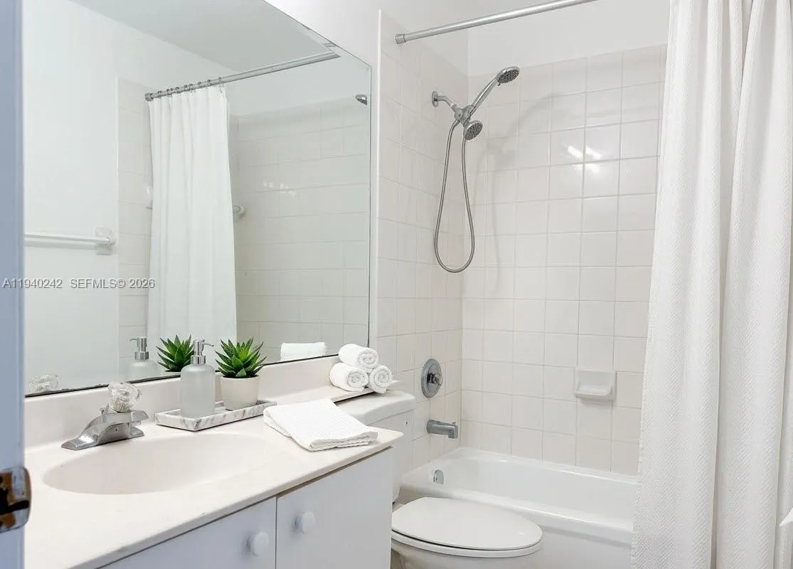 11541 NW 68th Ter, Doral FL 33178