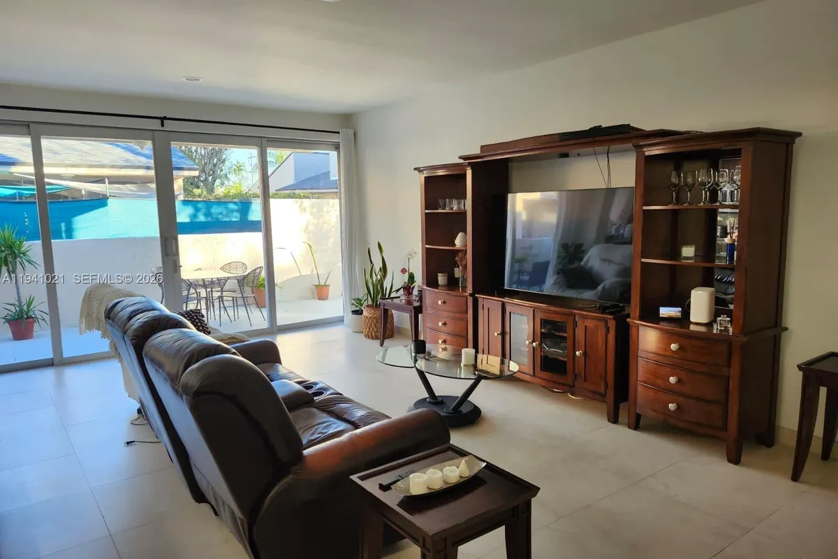 9195 Fontainebleau Blvd # 6, Miami FL 33172