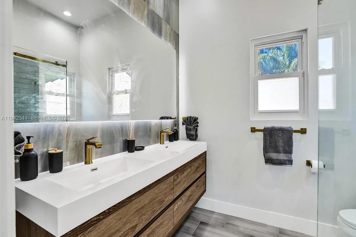 1128 Tyler St, Hollywood FL 33019