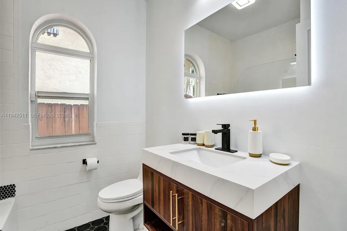 1128 Tyler St, Hollywood FL 33019