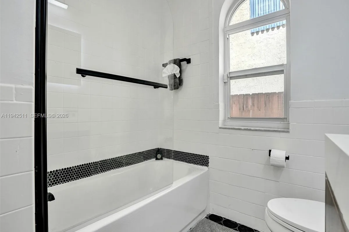 1128 Tyler St, Hollywood FL 33019