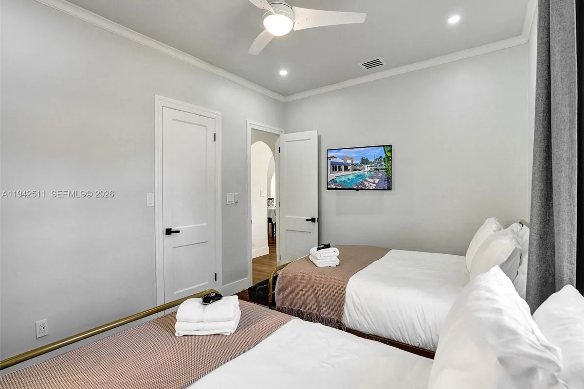 1128 Tyler St, Hollywood FL 33019