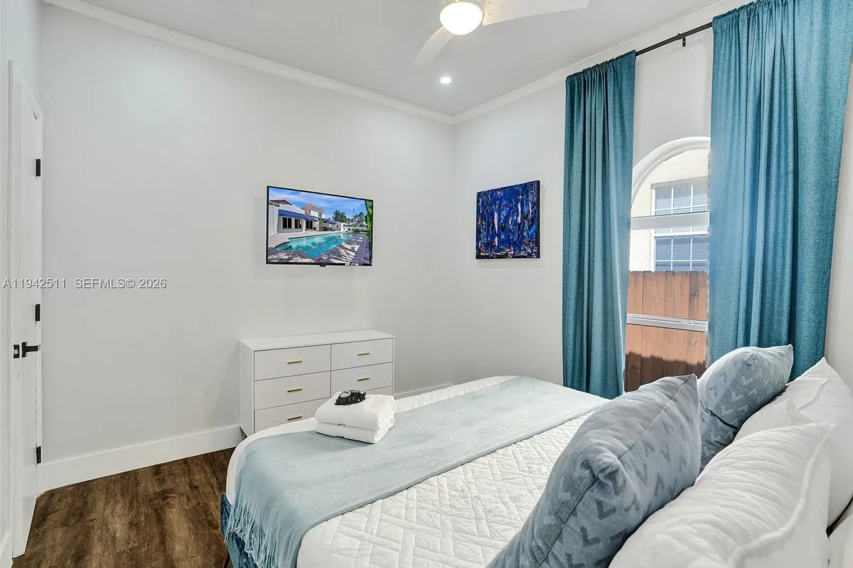 1128 Tyler St, Hollywood FL 33019