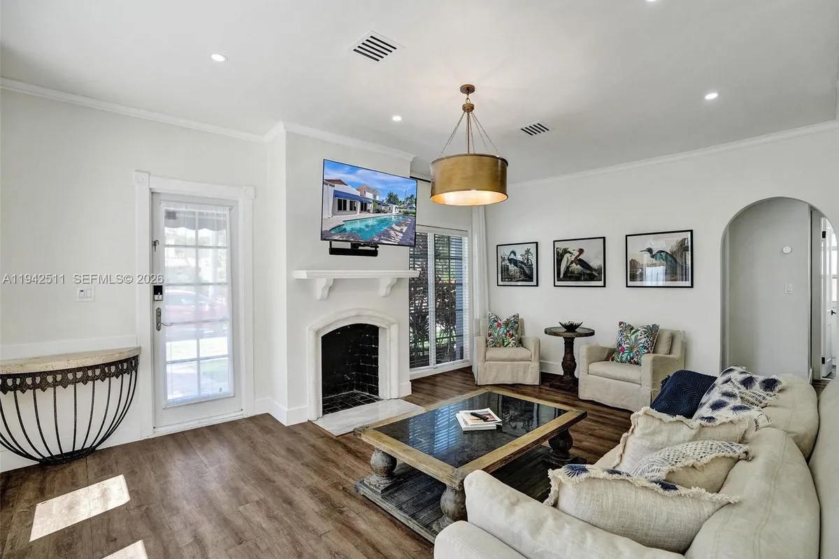 1128 Tyler St, Hollywood FL 33019