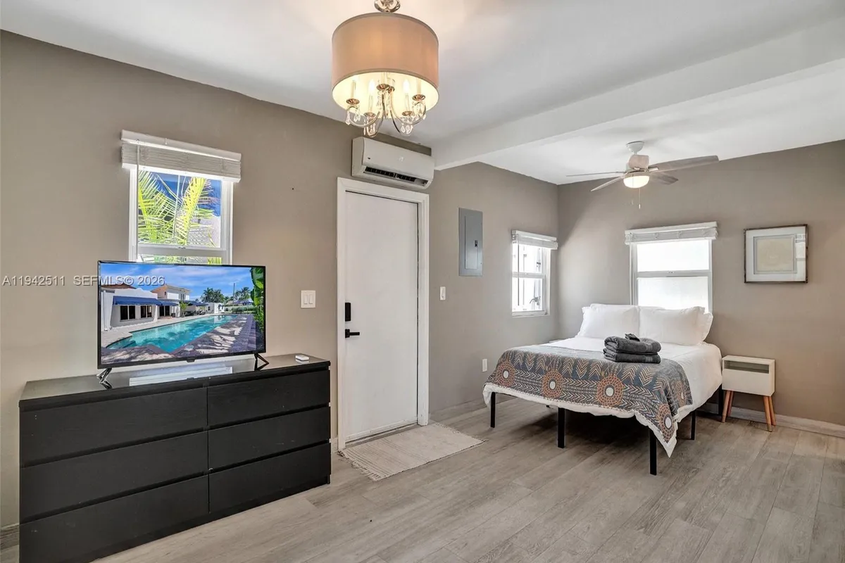 1128 Tyler St, Hollywood FL 33019