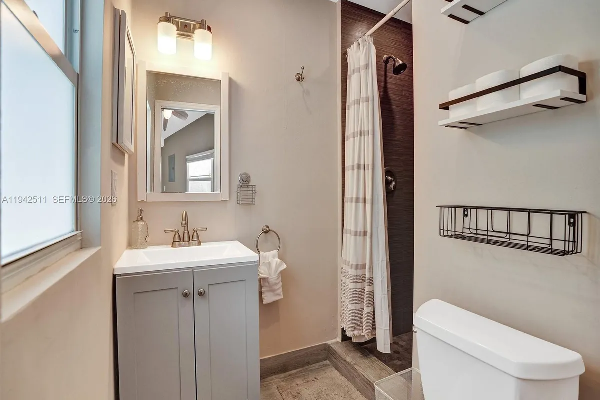 1128 Tyler St, Hollywood FL 33019