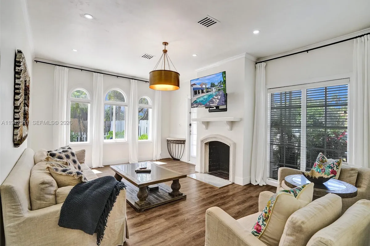 1128 Tyler St, Hollywood FL 33019