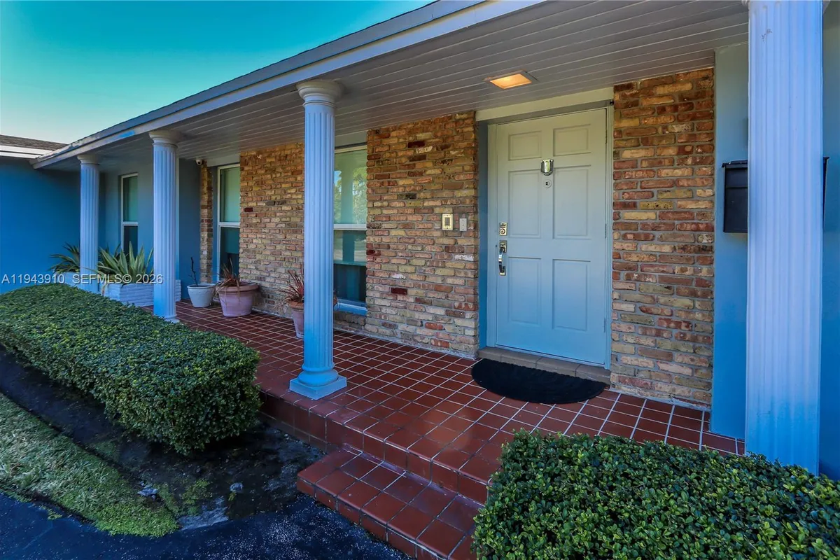 6221 SW 65th Ave, South Miami FL 33143