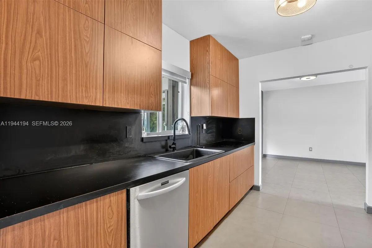 425 NE 114th St, Miami FL 33161