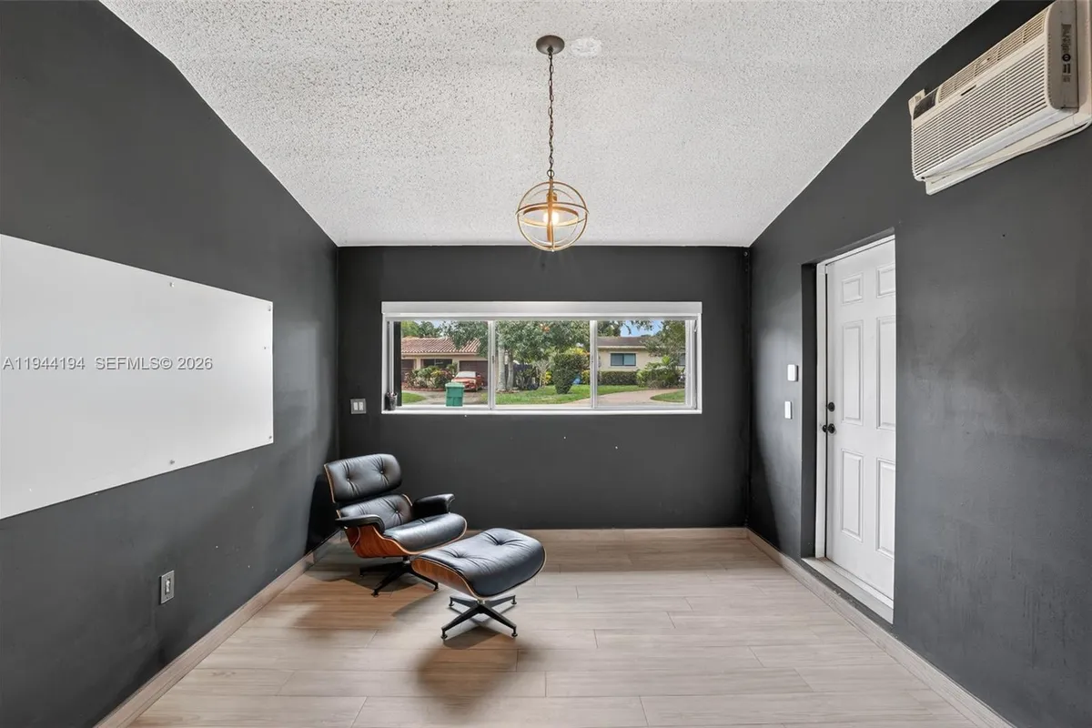 425 NE 114th St, Miami FL 33161