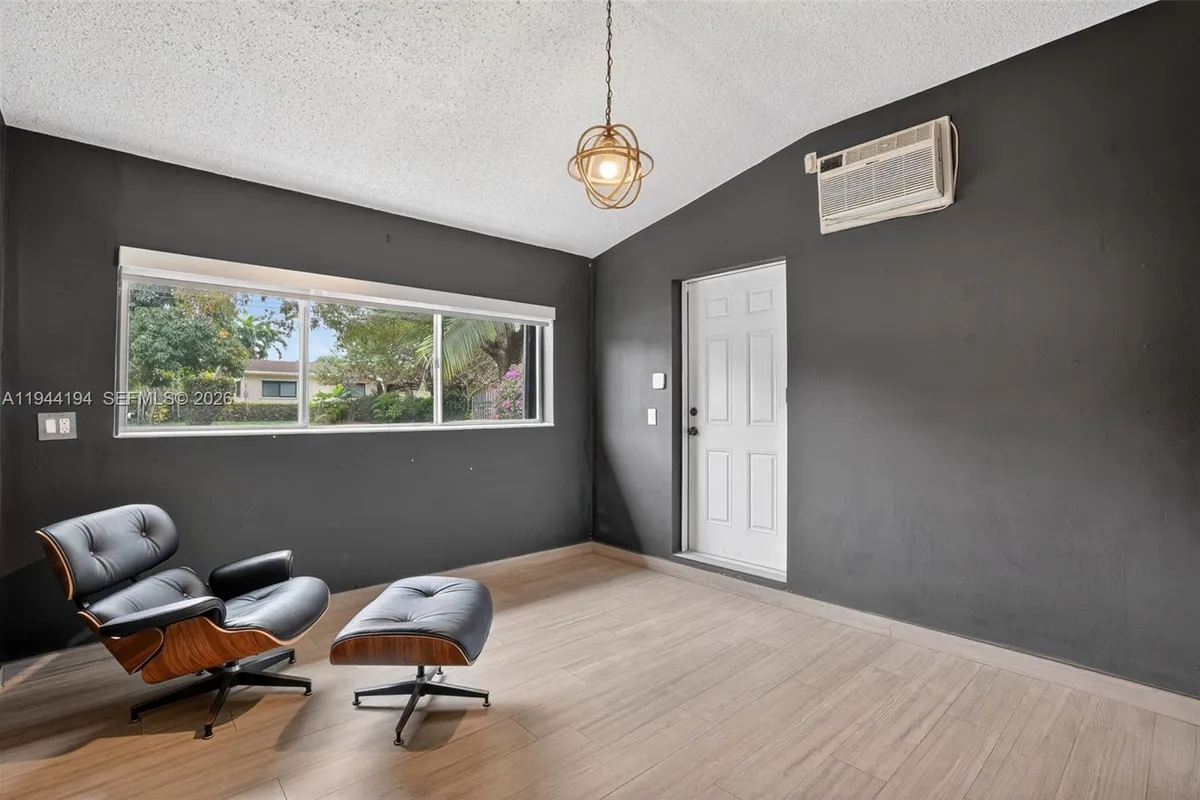 425 NE 114th St, Miami FL 33161