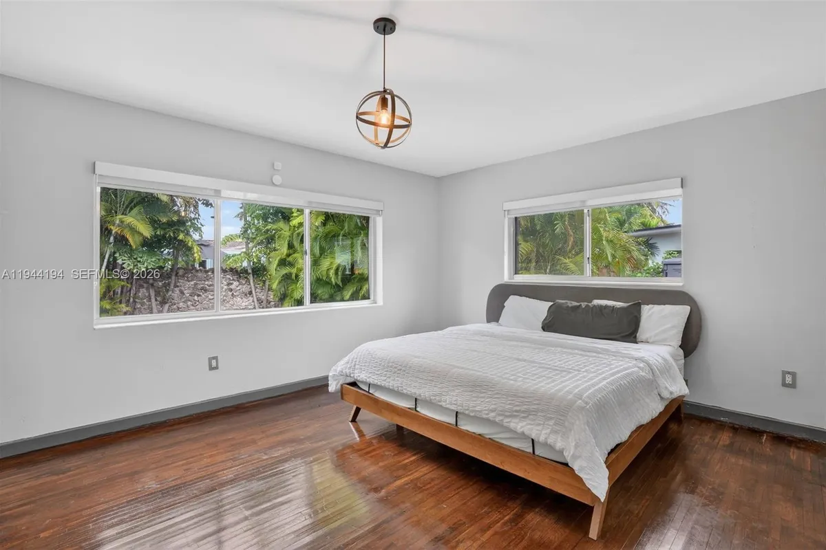 425 NE 114th St, Miami FL 33161