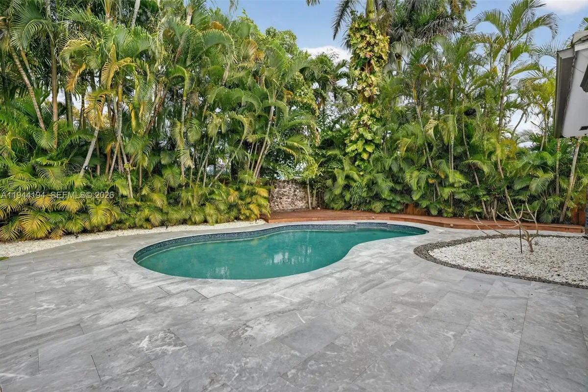 425 NE 114th St, Miami FL 33161