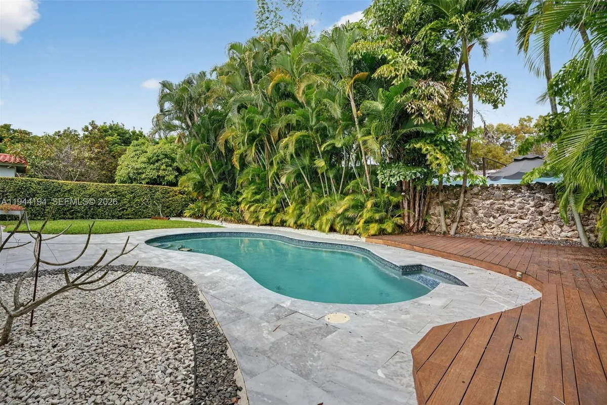 425 NE 114th St, Miami FL 33161