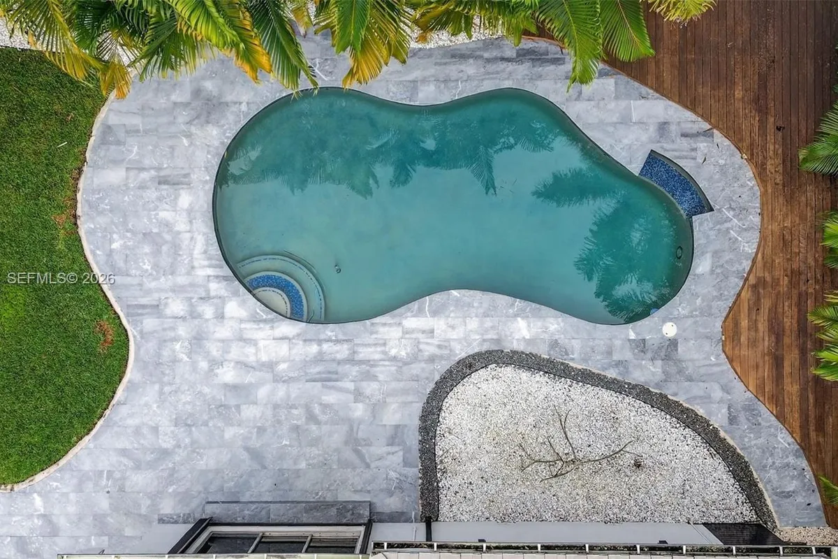 425 NE 114th St, Miami FL 33161