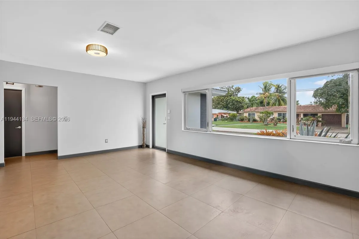 425 NE 114th St, Miami FL 33161