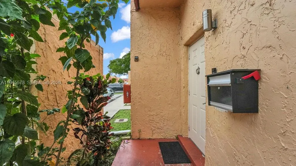 6 Spinning Wheel Ln, Tamarac FL 33319