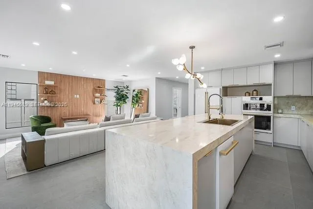 3225 Canal Dr, Pompano Beach FL 33062