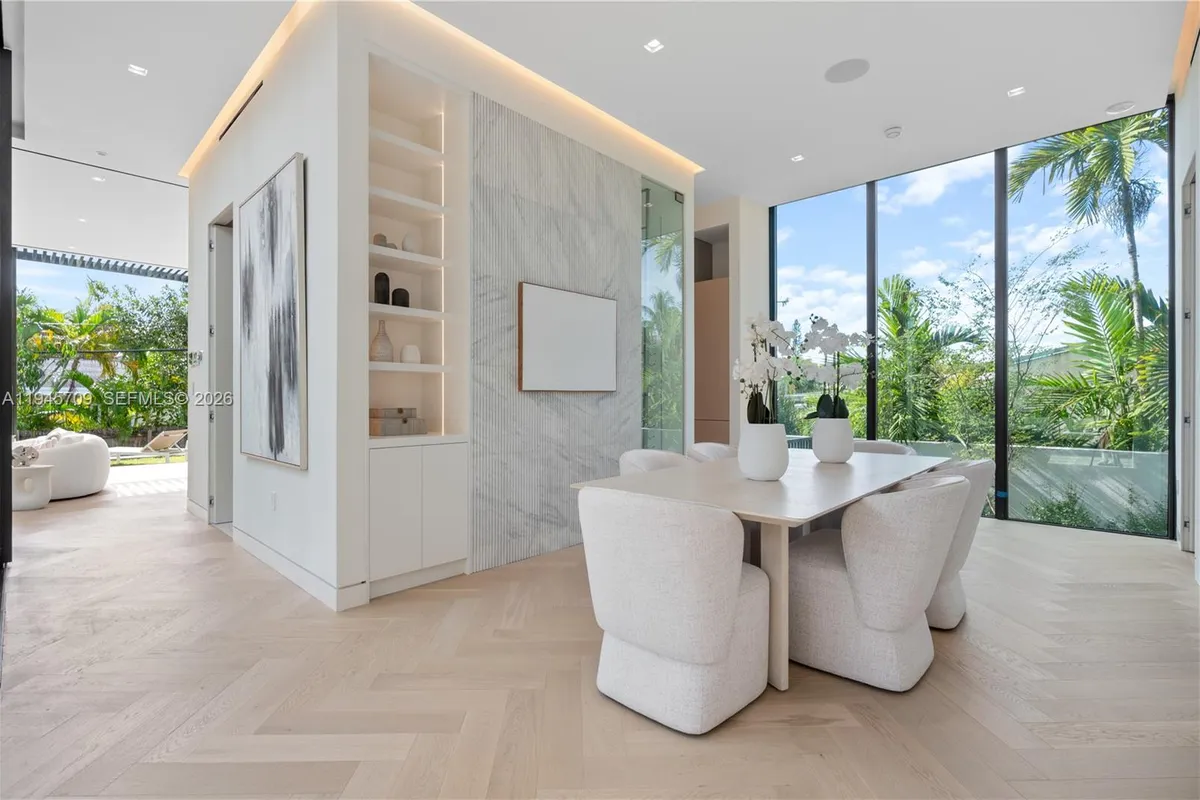 536 W 51st St, Miami Beach FL 33140