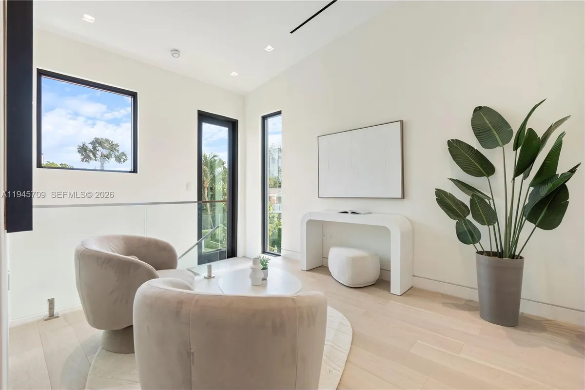 536 W 51st St, Miami Beach FL 33140